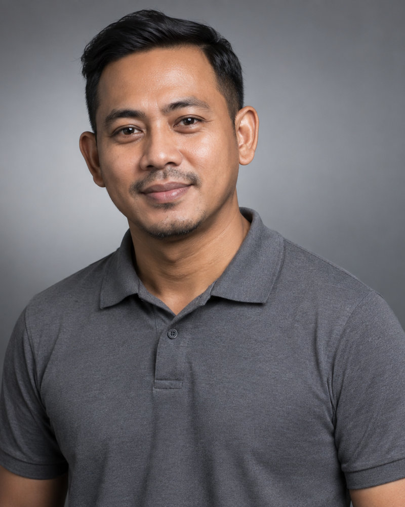 Lelaki Melayu berbaju polo kelabu tanpa logo, studio sejuk